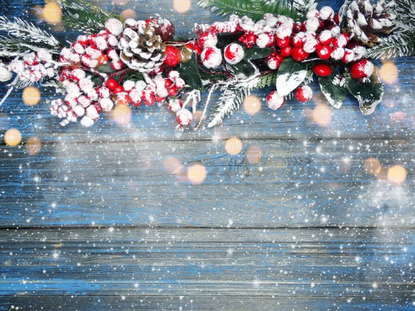 Winter Weihnachten Hintergrund Mit Tannenzapfen Und Schnee Auf Blauem Holz — Stockfoto