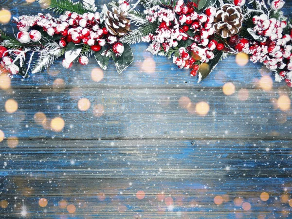 Inverno Natal Fundo Com Cones Ramos Abeto Neve Textura Madeira — Fotografia de Stock