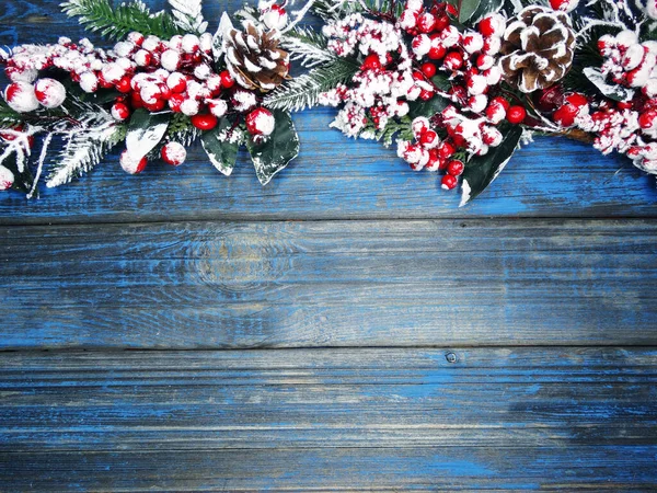 Vinter Jul Bakgrund Med Gran Grenar Koner Och Snö Blå — Stockfoto