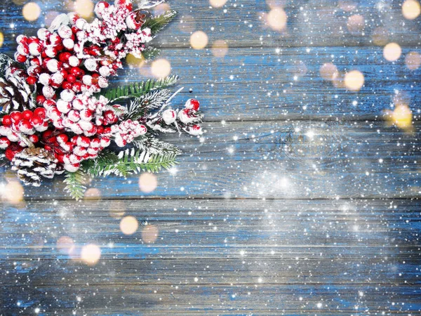 Inverno Sfondo Natale Con Coni Rami Abete Neve Texture Legno — Foto Stock