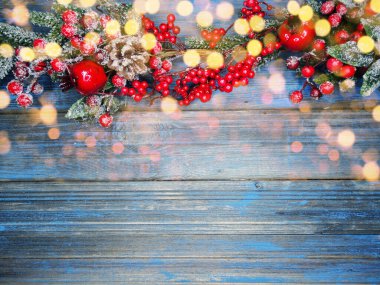 Kış Noel arkaplanı köknar dalları koniler ve mavi ahşap dokuda kar                              