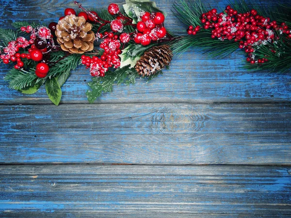 Winter Kerst Achtergrond Met Sparren Takken Kegels Sneeuw Blauwe Houten — Stockfoto