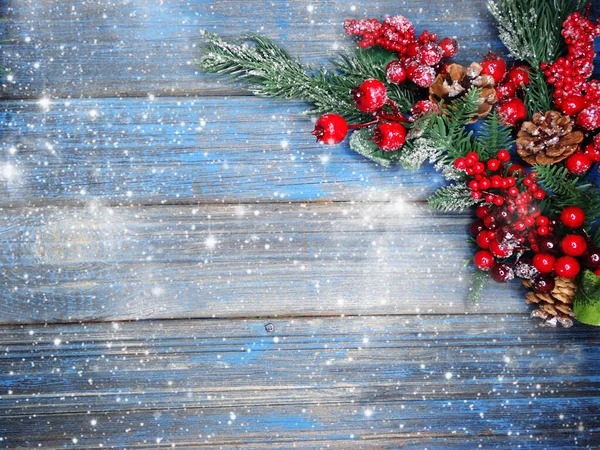 Winter Kerst Achtergrond Met Sparren Takken Kegels Sneeuw Blauwe Houten — Stockfoto