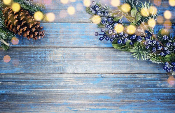 Zimní Vánoční Pozadí Jedlovými Větvemi Kužely Sníh Modré Dřevěné Textuře — Stock fotografie
