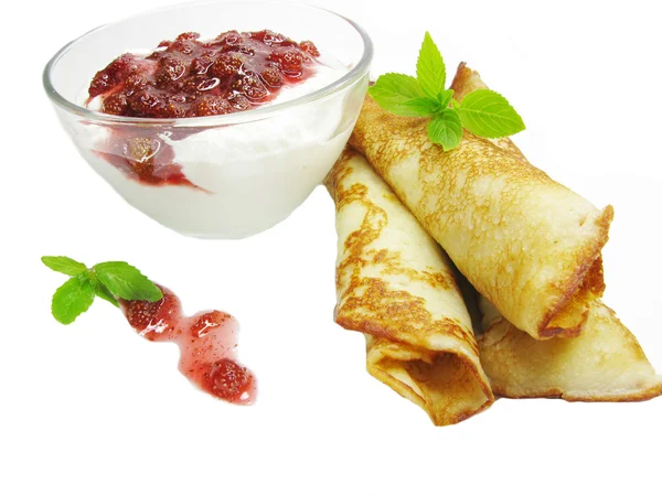 Sweet pancakes with wild strawberry fruit jelly — Stock Photo, Image