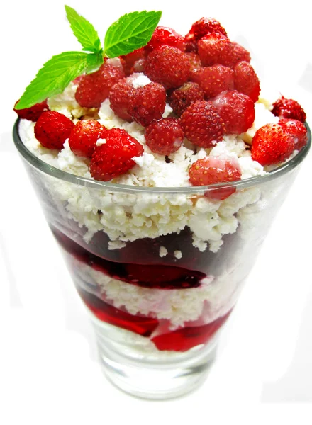 Молочний пудинговий десерт з дикими полуничними ягодами — стокове фото