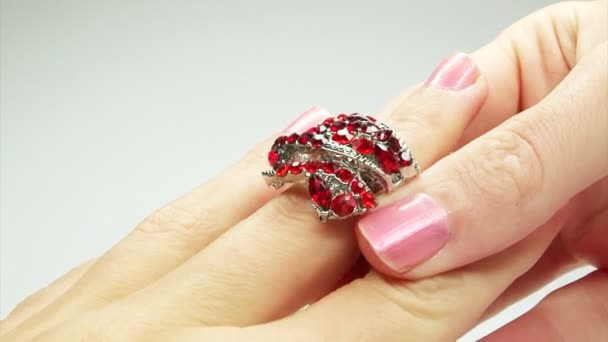 Anillo de joyería con cristales de rubí rojo poniendo en el dedo — Vídeo de stock