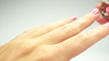 Takı yüzük parmağında koyarak yeşil zümrüt crystals ile