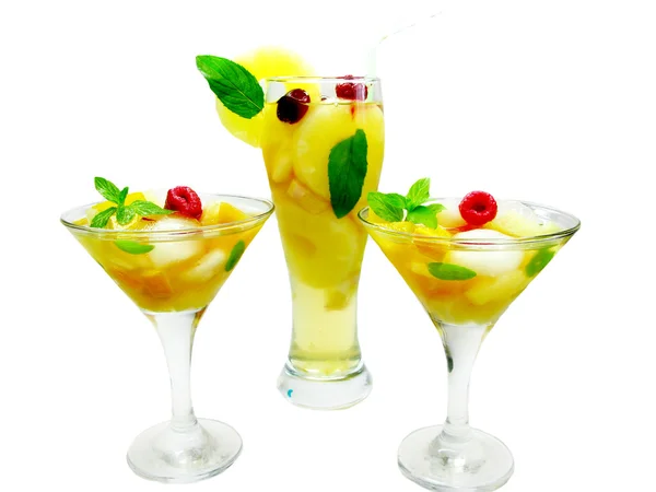 Frukt punch cocktail drink med jordgubbe — Stockfoto