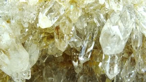 Cristais geológicos de geode de quartzo cristal de rocha — Vídeo de Stock