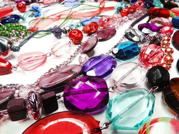 Кристаллы бусины ювелирные украшения в качестве фона моды — стоковое фото