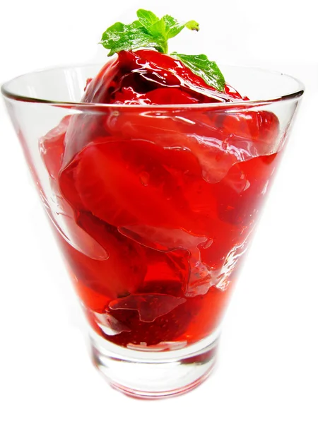 Röd jelly marmelad dessert med körsbär och wild strawberry — Stockfoto