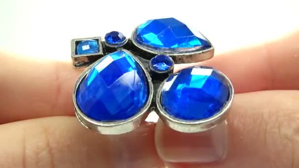 Bague bijoux avec cristaux de saphir bleu mettant sur le doigt — Video