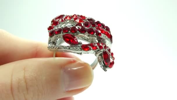 Anello di gioielleria con cristalli di rubino rosso mettere sul dito — Video Stock