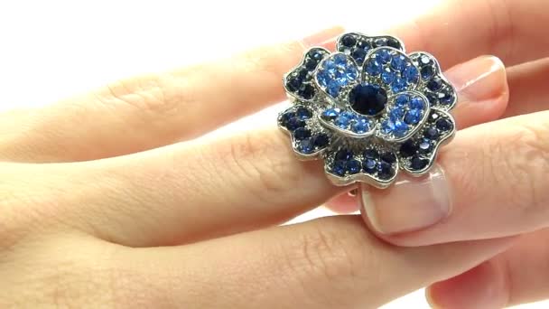 Anello di gioielleria con cristalli di zaffiro blu che si mettono al dito — Video Stock