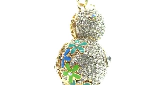 Gold jewelry pendant with bright diamond crystals — Stock Video