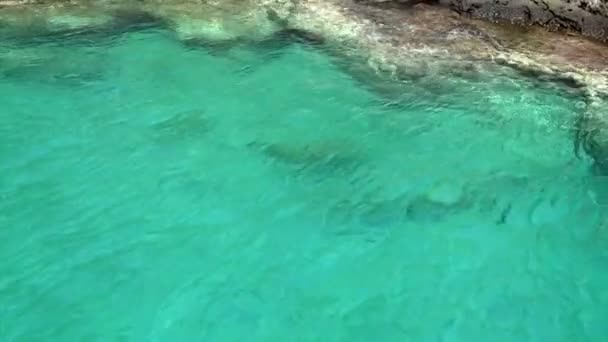 Vatten konsistens i Medelhavet kusten stranden — Stockvideo