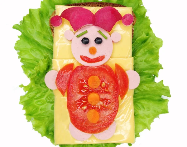 チーズとソーセージと創造的な野菜のサンドイッチ — ストック写真