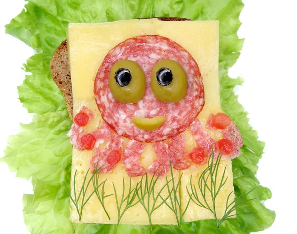 Kreativní zeleniny sendvič se sýrem a klobásou — Stock fotografie