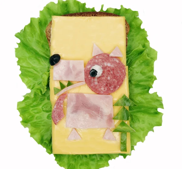 Sandwich aux légumes créatif avec fromage et saucisse — Photo