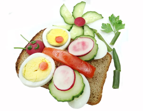 Творческий овощной сэндвич с яйцом — стоковое фото