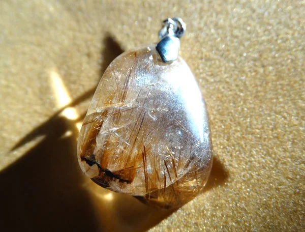 Geologische Kristalle aus rutiliertem Quarz — Stockfoto