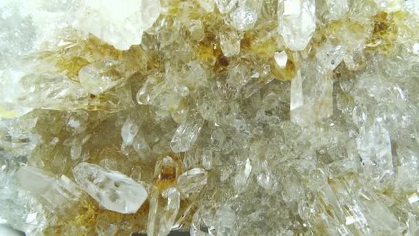 Geologische Kristalle aus klarem Bergkristall — Stockvideo