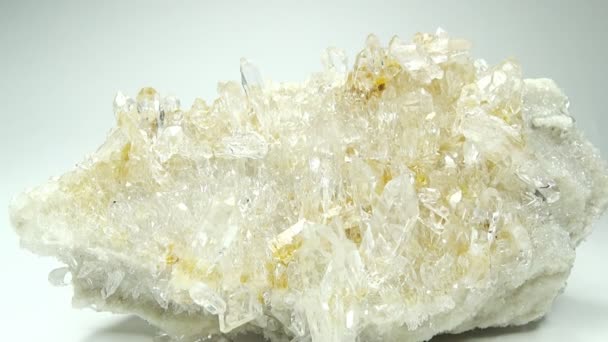 Schakel rock crystal quartz geode geologische kristallen — Stockvideo