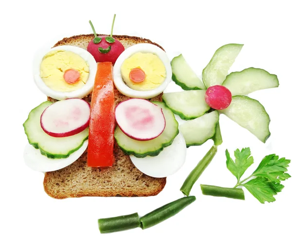 Creatieve plantaardige sandwich met kaas en ei — Stockfoto