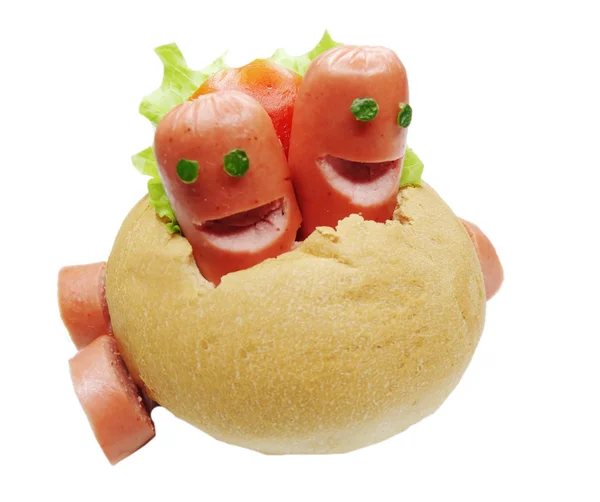 Sanduíche vegetal criativo com homens de salsicha no carro — Fotografia de Stock