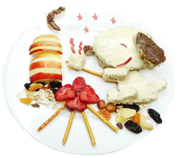 Kreativní snídaně s ovocem a sladké čokoládové creme na chleba — Stock fotografie