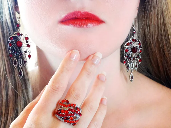 Πολυτέλεια μακιγιάζ μόδας μανικιούρ κοσμήματα δαχτυλίδι και σκουλαρίκια — Φωτογραφία Αρχείου