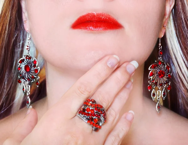 Luxusní módní make-up manikúra šperky prsten a náušnice — Stock fotografie