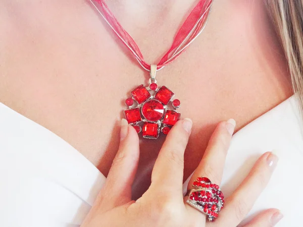 Luxusní módní make-up manikúra šperky červený přívěsek — Stock fotografie