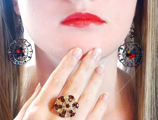 Luksus moda makijaż manicure biżuteria pierścień i earrings — Zdjęcie stockowe