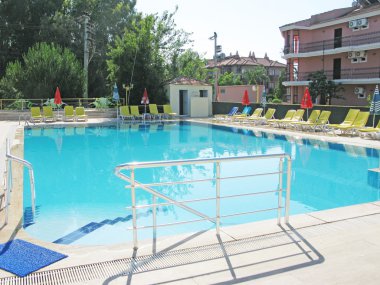 su-lüks otel binası havuzda