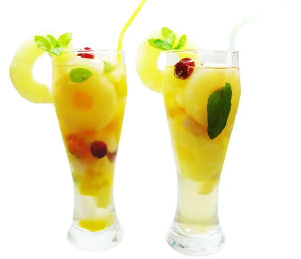 Cocktail boisson aux fruits avec ananas et glace — Photo