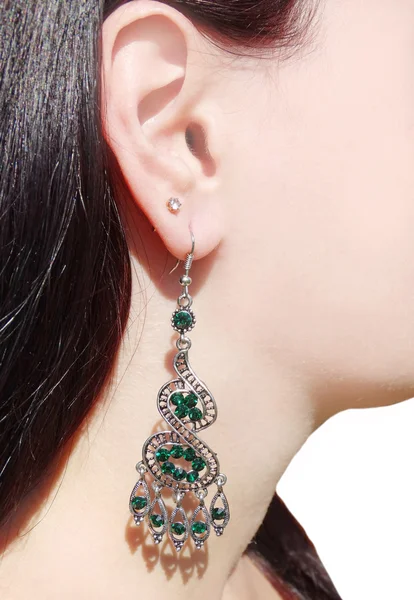 Pendientes joyas con cristales brillantes en la oreja —  Fotos de Stock