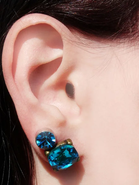 Ohrringe Schmuck mit hellen Kristallen im Ohr — Stockfoto