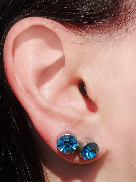 Σκουλαρίκια κοσμήματα με φωτεινά κρύσταλλα στο αυτί — Φωτογραφία Αρχείου