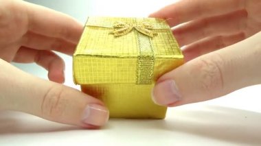 Altın kutusunda mevcut olarak mücevher zümrüt yüzük