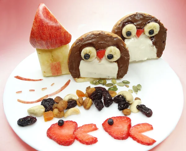 Desayuno creativo con fruta y crema de chocolate dulce en el pan —  Fotos de Stock