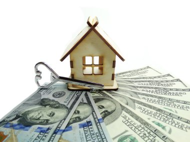 ev minyatür ve anahtar üstünde para arka plan tasarruf kavramı