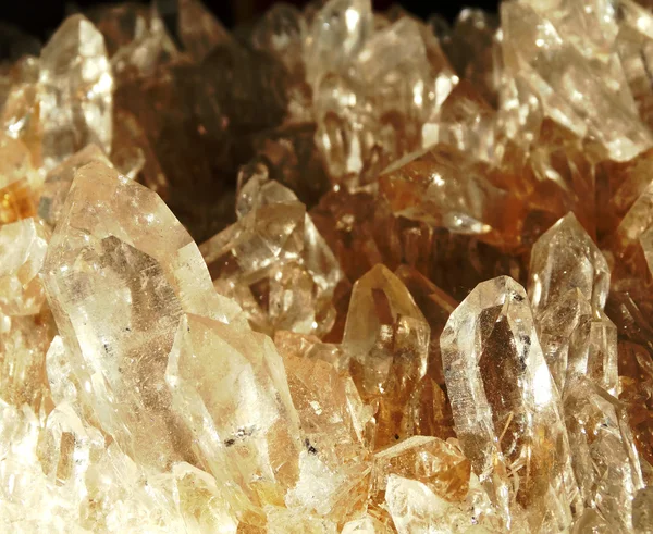 Cristales geológicos de geoda de cuarzo cristalino claro de roca — Foto de Stock