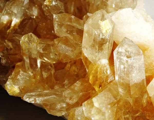 黄水晶 geode 地质晶体 — 图库照片