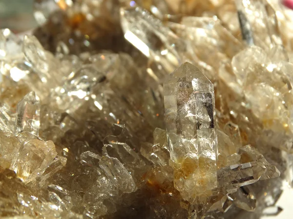 Cristais geológicos de geode de quartzo de cristal de rocha transparente — Fotografia de Stock