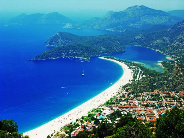 Paisaje de playa laguna oludeniz en el mar Mediterráneo turco —  Fotos de Stock