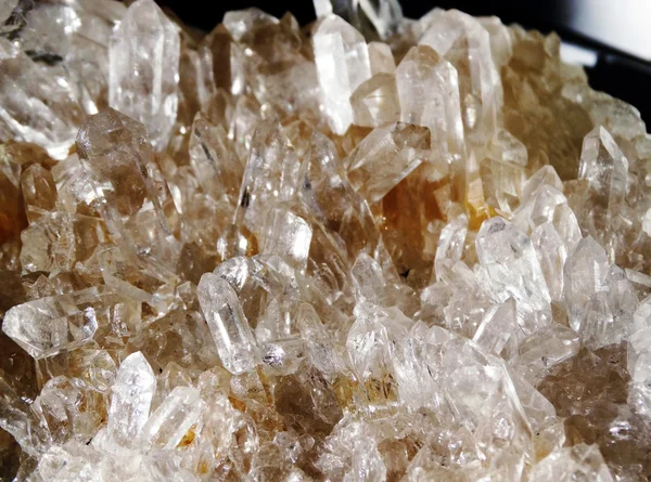 Cristais geológicos de geode de quartzo de cristal de rocha transparente — Fotografia de Stock