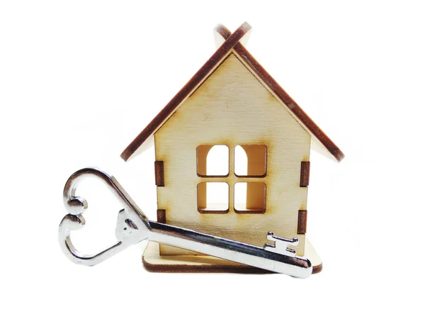 Миниатюра дома и ключевая концепция покупки недвижимости — стоковое фото