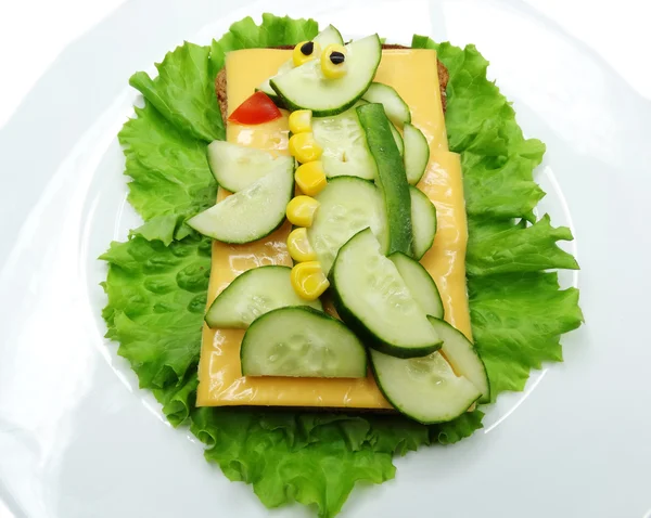 Творческий овощной сэндвич с сыром и колбасой — стоковое фото